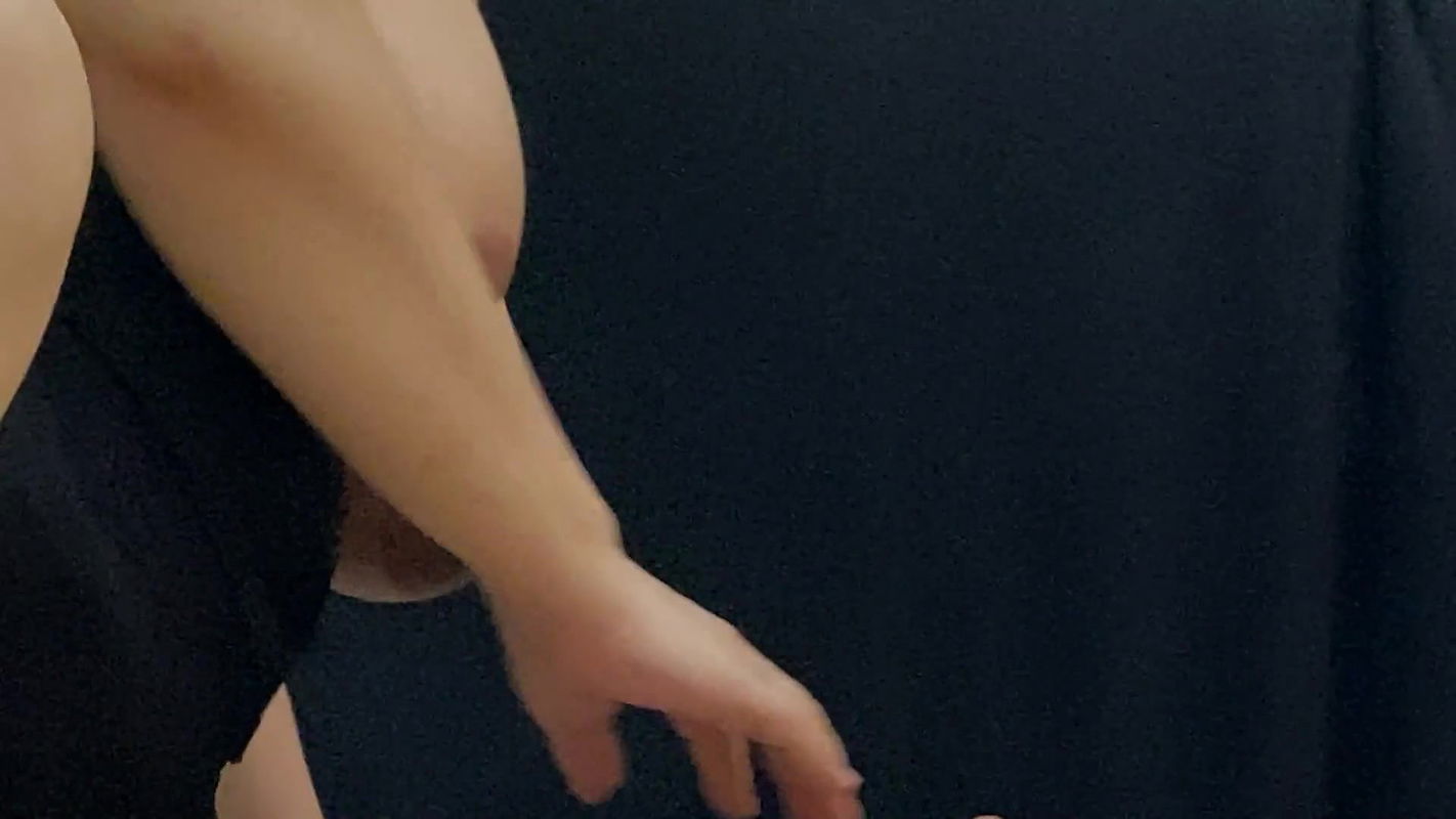 Amatorska macocha z dużym tyłkiem Duży tyłek i Duże cycki w Czarnych majtkach chce pasierba spust w jej mokrej ciasnej cipki kapie Cre