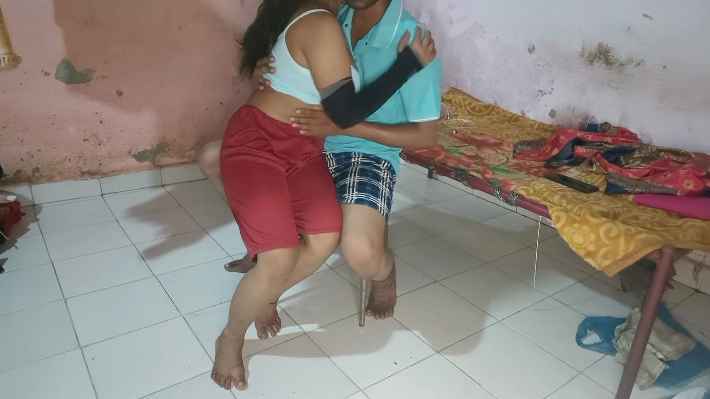 Bibi Ke Gaon Gaya Bibi powiedział, że chcę uprawiać seks na krześle, uprawiał seks z żoną Sariką na krześle