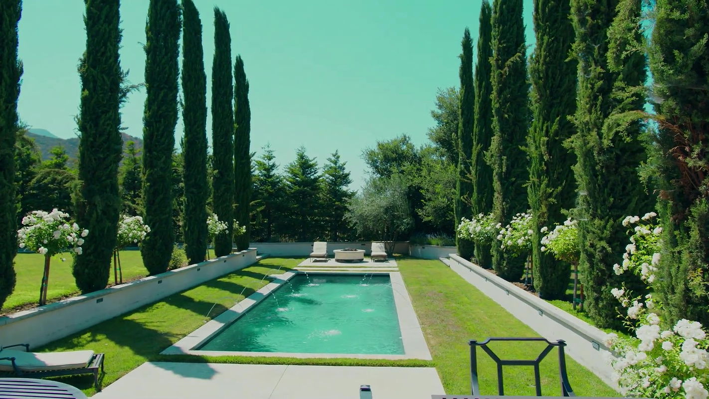 Bogata milf z ogromnymi dużymi cyckami zerżnięta przez masażysty w domu w jej luksusowej willi