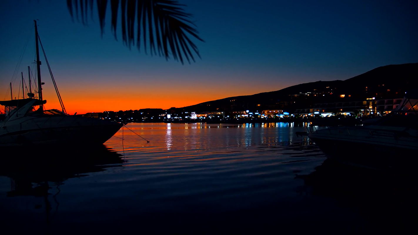 Bogata zepsuta żona z dużym tyłkiem rucha się z kochankiem na mężu luksusowym jachcie, gdy był w podróży służbowej, spust na dupie