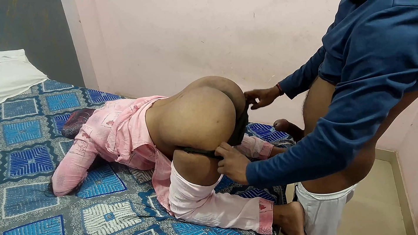 Ciocia leży w stylu pieska, sąsiad chłopak ściągnął majtki i włożony penis w cipkę