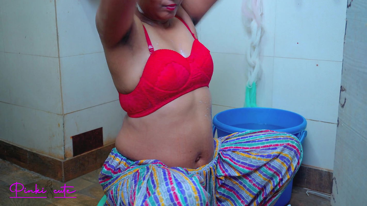 Desi Mms-indyjska macocha Kąpiel- Pasierb potajemnie strzela nagie kąpiel wideo jego macochy.