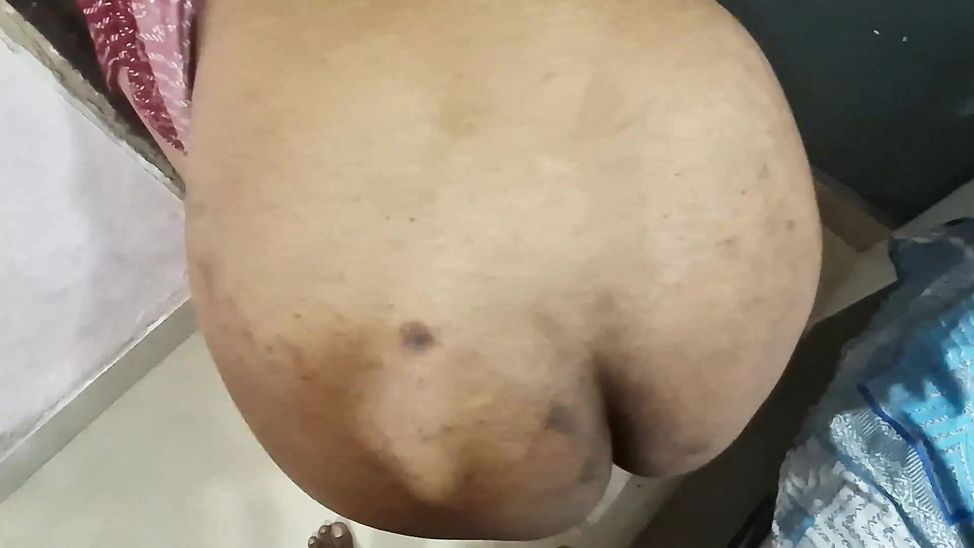 Desi pokojówka Pinki pokazuje jej tyłek, była ostro wyruchana