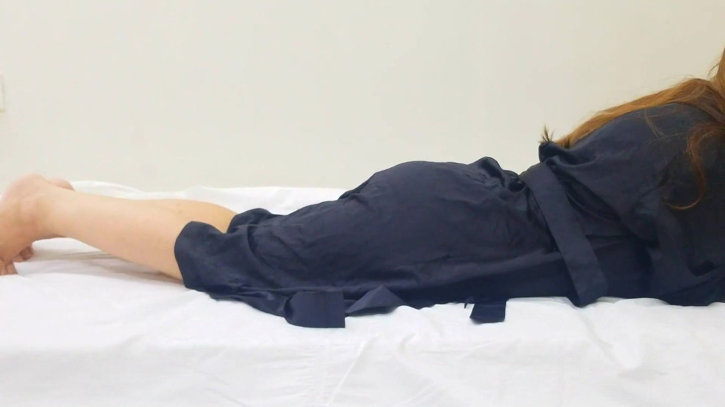 Duża siostra była tak zmęczona, więc dałem jej masaż erotyczny i sprawił, że jej seksowne ciało bardzo śliskie ona ssie mojego kutasa