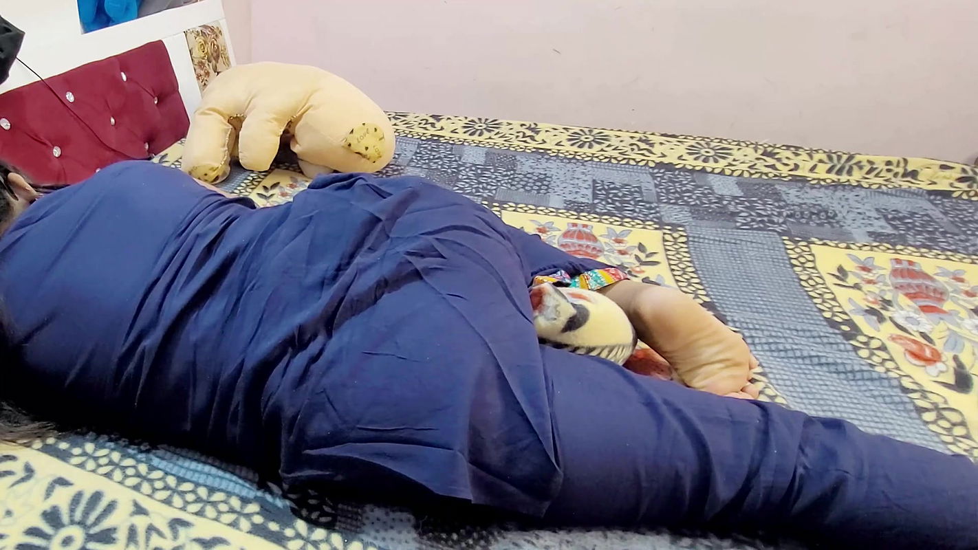 Dzielenie łóżka z przyrodnią siostrą poszło nie tak w romantycznym ostrym seksie