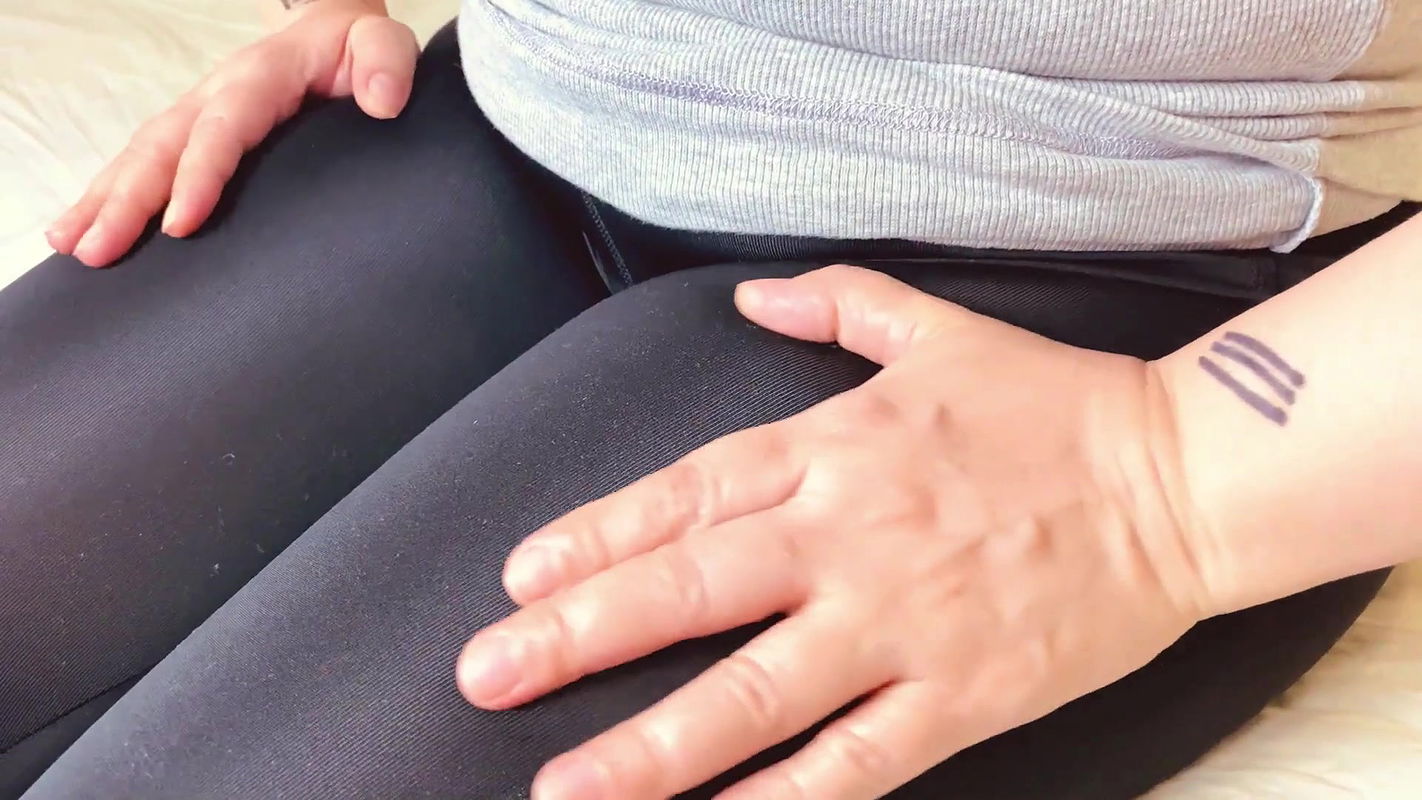 Fitness dziewczyna ćwiczy, podczas gdy jej duże cycki pocą się w spodniach do jogi