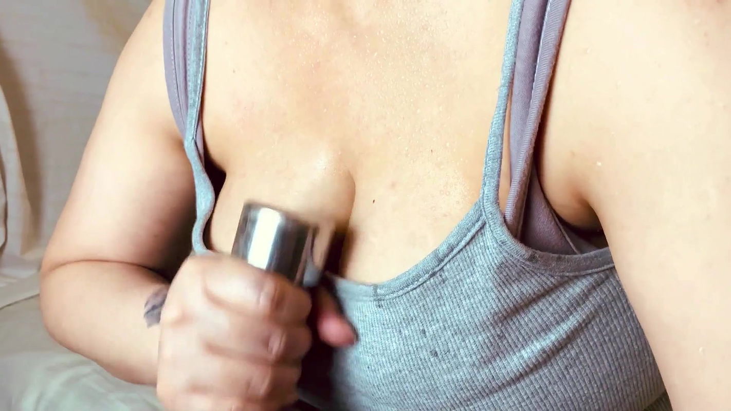 Fitness dziewczyna ćwiczy, podczas gdy jej duże cycki pocą się w spodniach do jogi