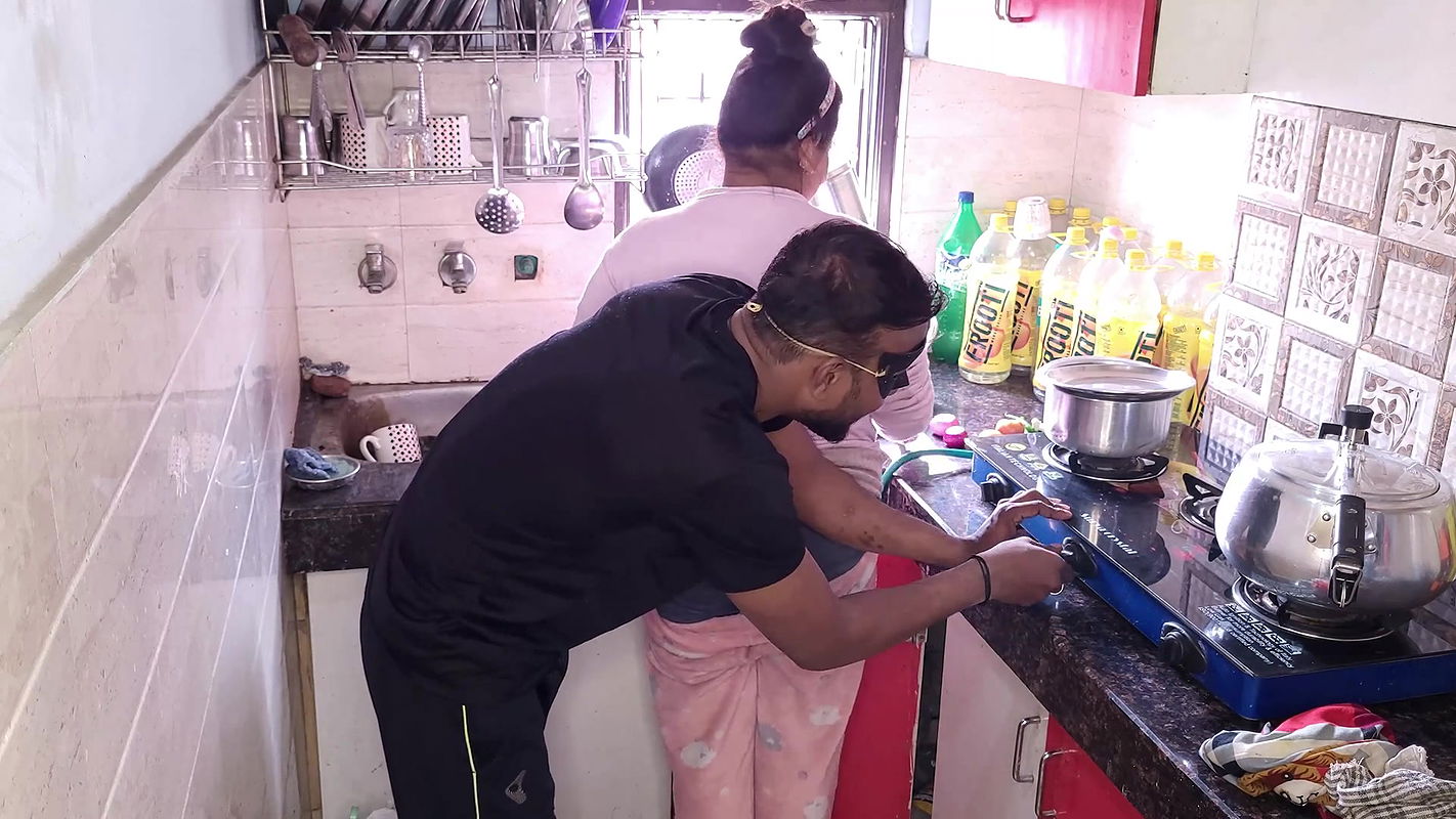 Gorąca i seksowna przyrodnia siostra Kajal i Promila Hardcore ruchają się z przyrodnim bratem w kuchni