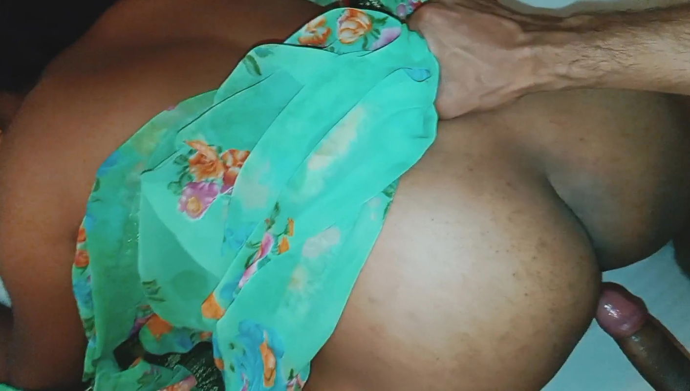 Gorąca indyjska macocha rucha młodego chłopca! Desi Bhabhi seks skandal