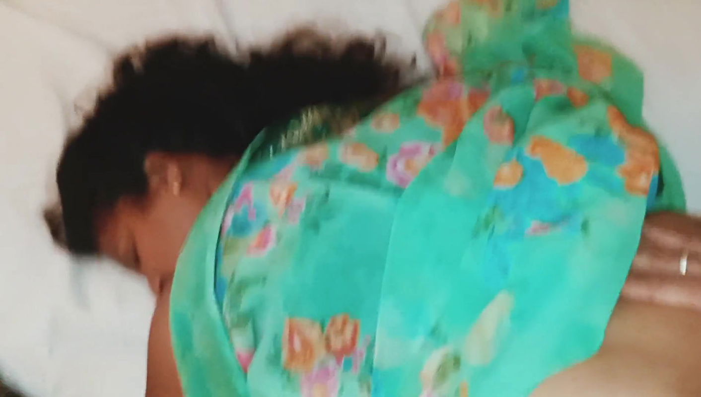 Gorąca indyjska macocha rucha młodego chłopca! Desi Bhabhi seks skandal