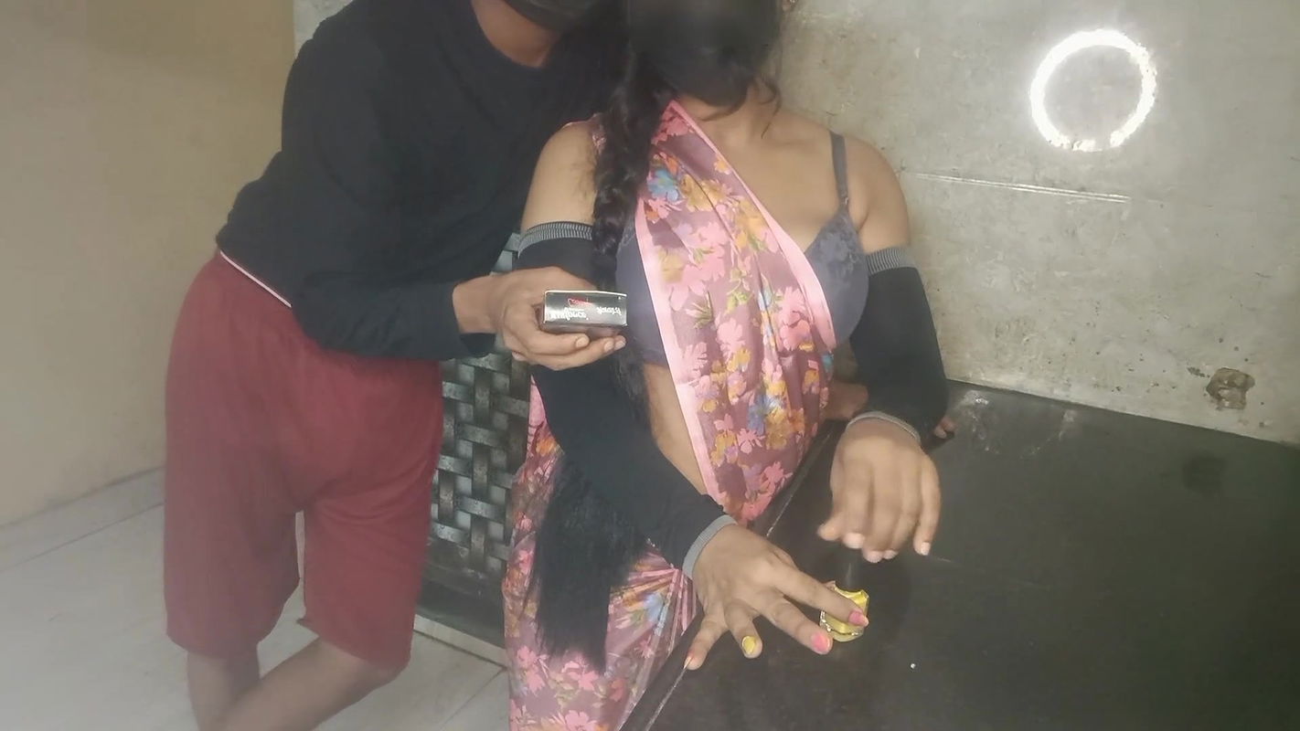 Gorąca indyjska seksowna żona Sarika Seks z mężem Rahul, indyjska gospodyni domowa Sari Sex Video