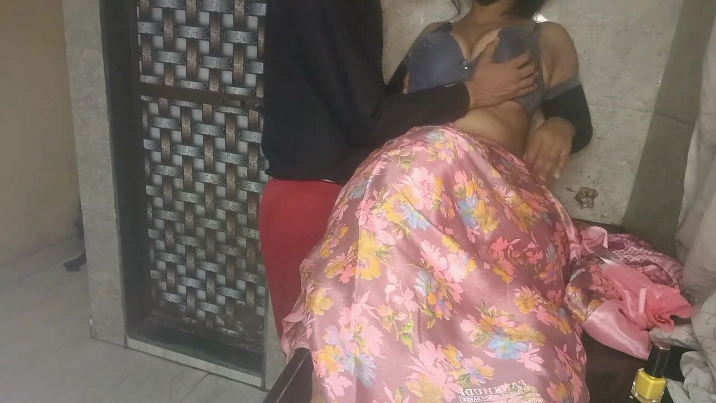 Gorąca indyjska seksowna żona Sarika Seks z mężem Rahul, indyjska gospodyni domowa Sari Sex Video