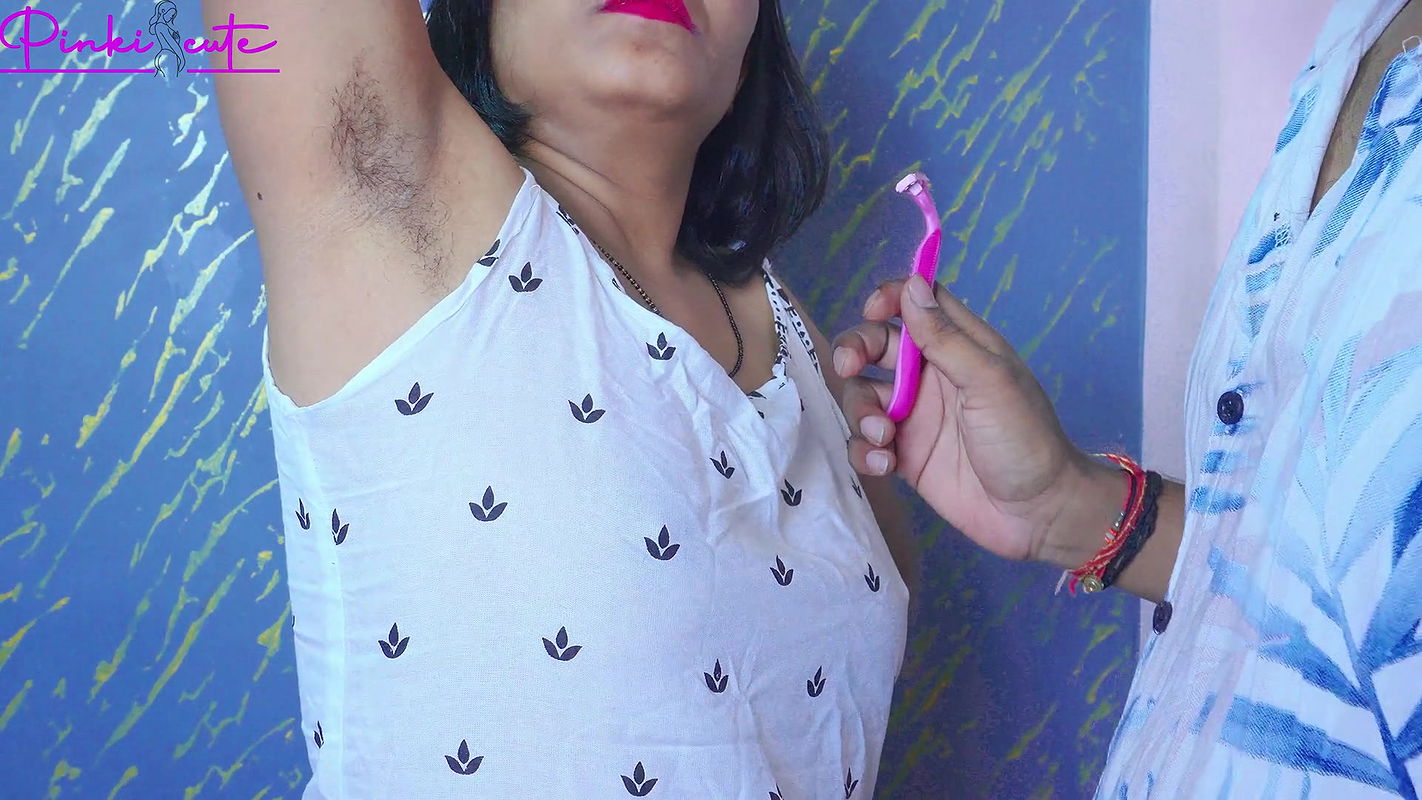 Gorąca Ravinadesi przyrodnia siostra nago przed salonem, podczas golenia owłosionej choot