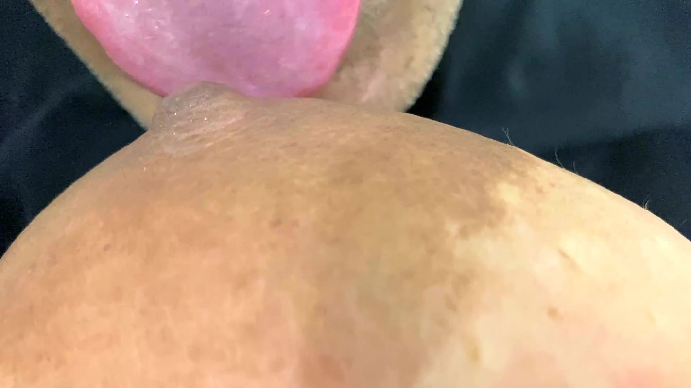 Gorąca sekretarka z pięknymi dużymi cyckami uwielbia siadać na szefa kutasa i odbijać jej ogromne cycki, aż spust w jej cipce