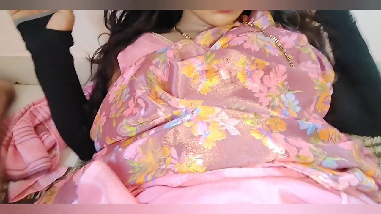 Gorąca seksowna Sarika zadzwoniła do domu przyjaciela męża, uprawiała z nim seks i ugasiła pragnienie