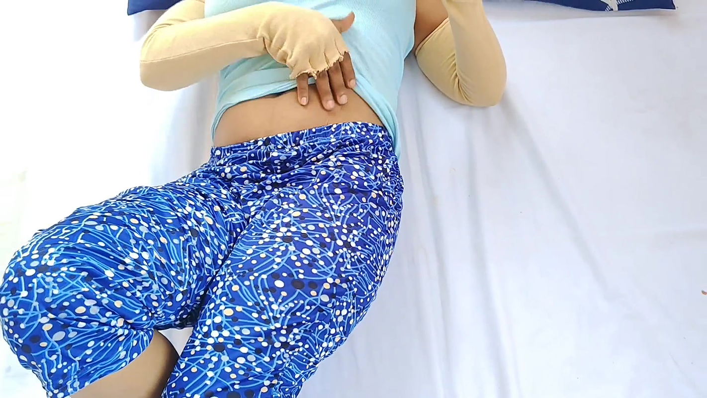 Gorąca seksowna Tharki Sarika Bhabhi stała się gorąca po obejrzeniu niebieskiego filmu, szwagier widział to i pieprzył Bhabhi