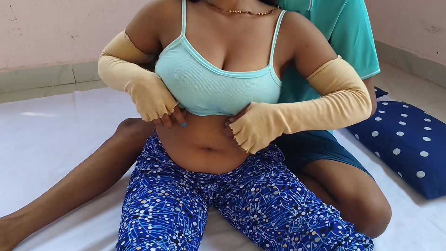 Gorąca seksowna Tharki Sarika Bhabhi stała się gorąca po obejrzeniu niebieskiego filmu, szwagier widział to i pieprzył Bhabhi