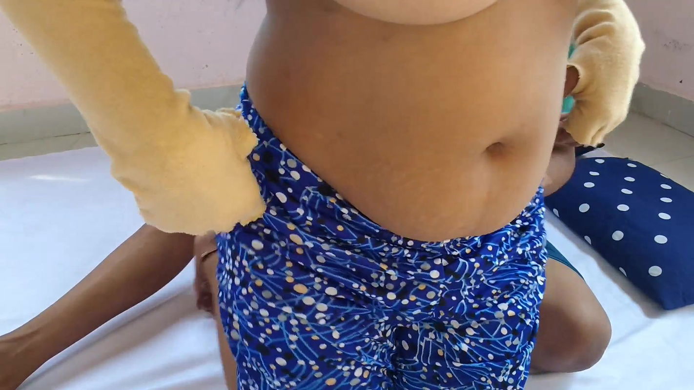 Gorąca seksowna Tharki Sarika Bhabhi stała się gorąca po obejrzeniu niebieskiego filmu, szwagier widział to i pieprzył Bhabhi