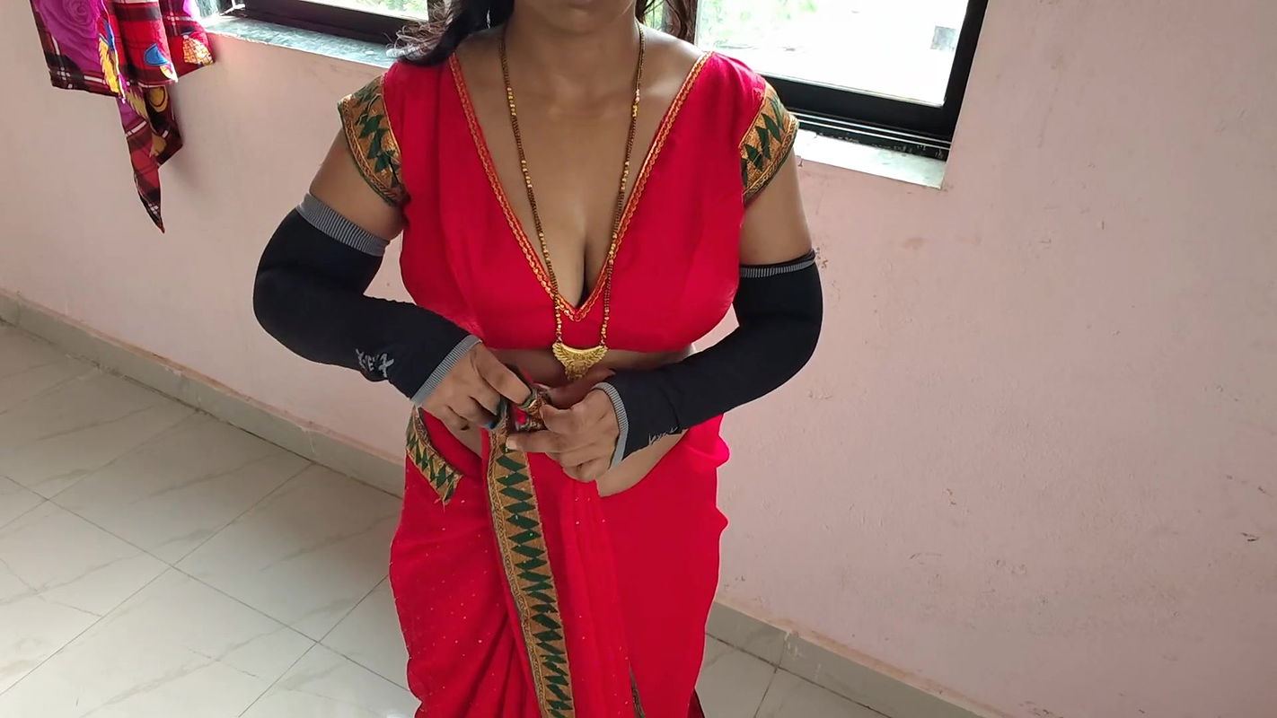 Gorąca seksowna Tharki Żona Sarika Ma Desi seks z Sari z podniesionymi nogami