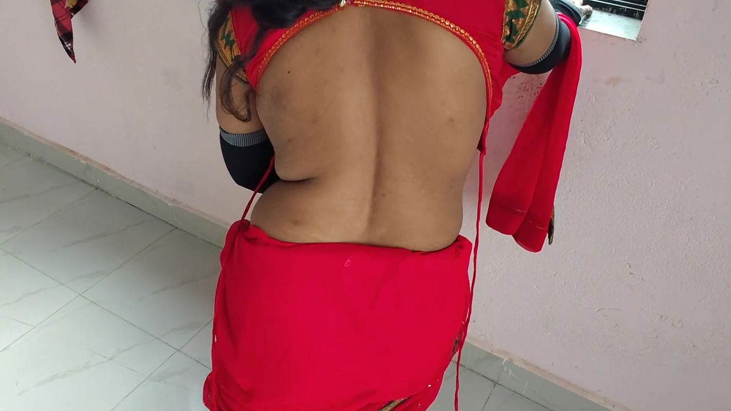 Gorąca seksowna Tharki Żona Sarika Ma Desi seks z Sari z podniesionymi nogami