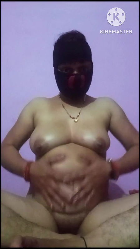 Indyjska milf mama masuje swoje ogromne cycki olejkiem i masturbacją Jej owłosione soczyste różowe cipki