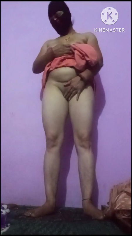 Indyjska milf mama masuje swoje ogromne cycki olejkiem i masturbacją Jej owłosione soczyste różowe cipki