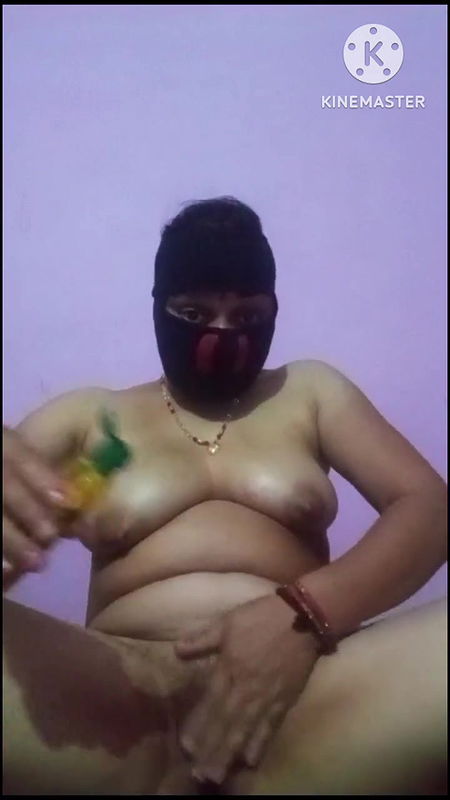 Indyjska milf mama masuje swoje ogromne cycki olejkiem i masturbacją Jej owłosione soczyste różowe cipki