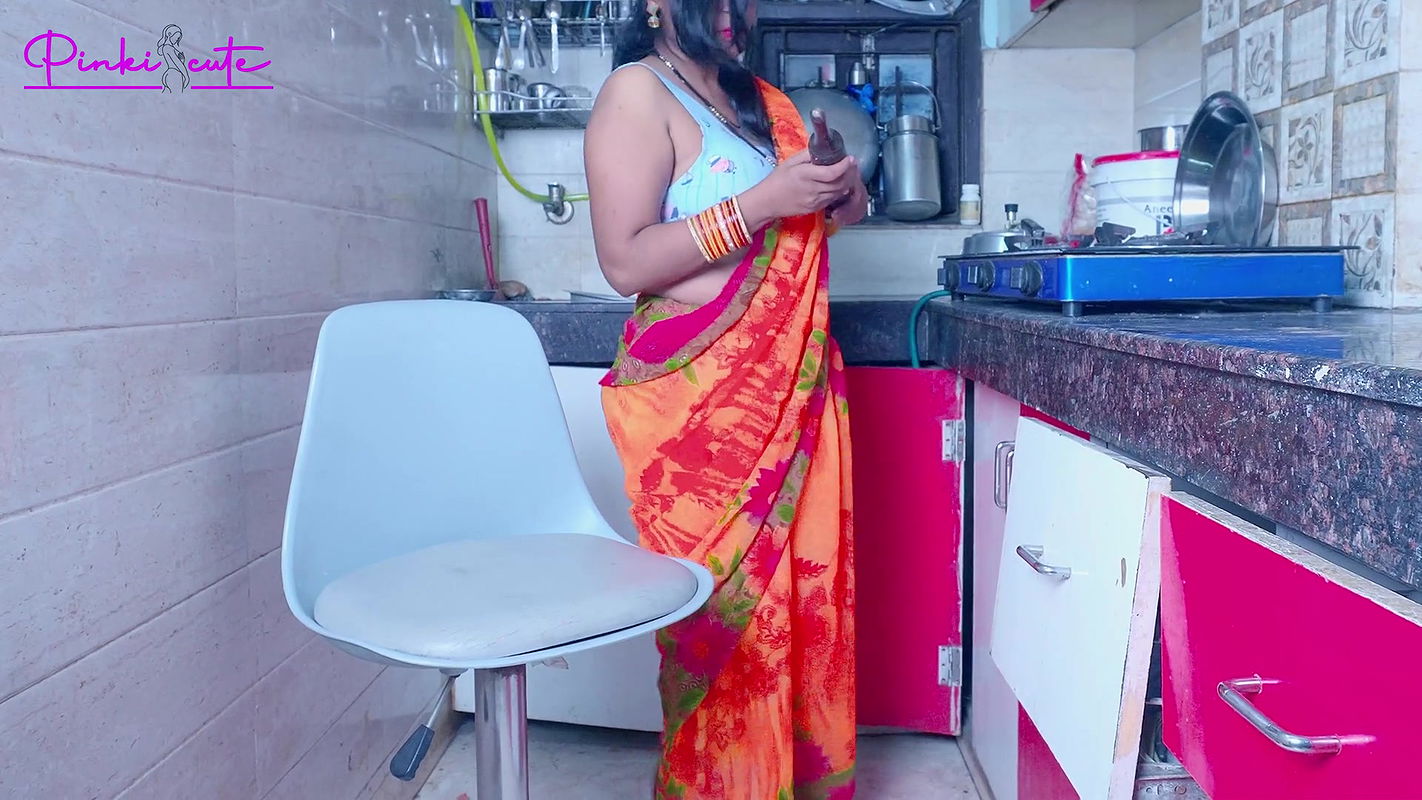 Indyjska pokojówka wytrysk w kuchni zbliżenie ogolone cipki i jęczy głośno