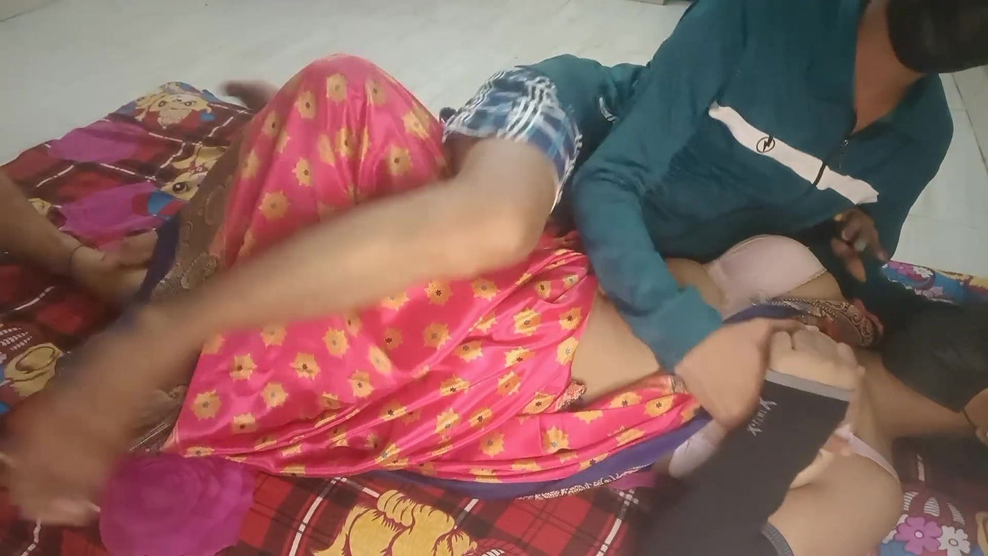 Indyjska żona została zdmuchniętą oglądając niebieski film, pani mąż przyszedł i żona natychmiast