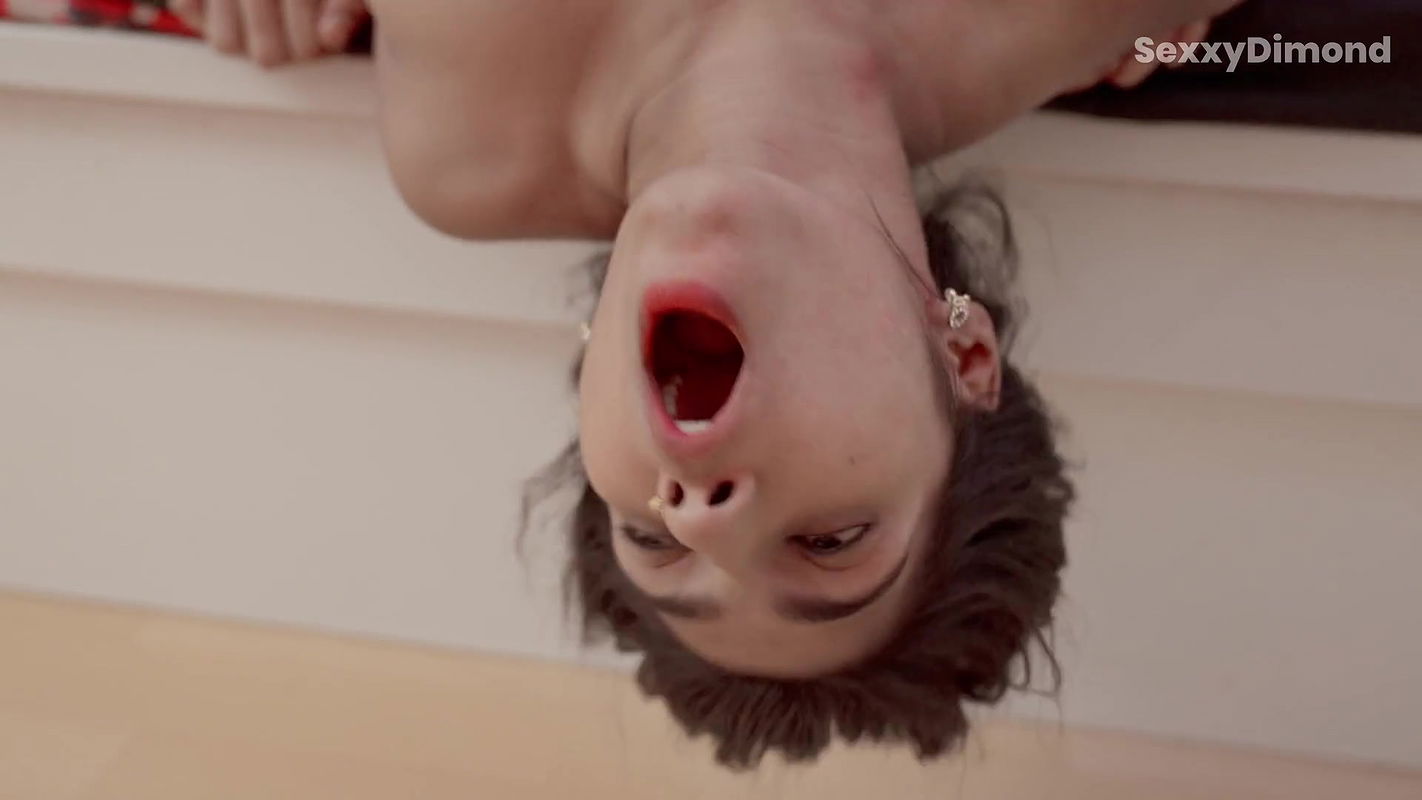 Indyjski współlokator pieprzy mnie ostro w misjonarzu, a następnie pociągnij włosy podczas ruchania w doggystyle, podczas gdy rogacz pracuje