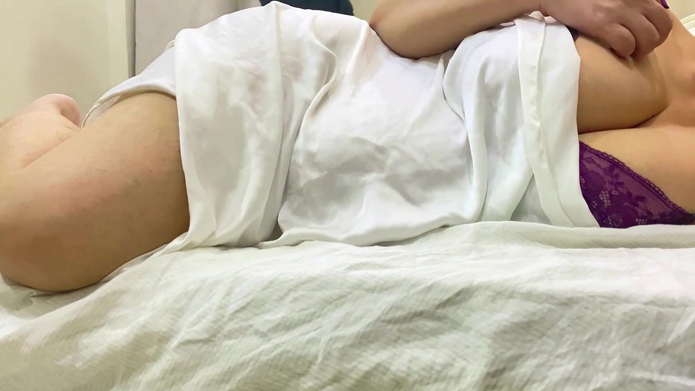 Jebanie mojej macochy z dużymi cyckami, zza jej dużych cycków podskakujących na jej łóżku. Napalone duże cycki Jej duże cycki podskakują