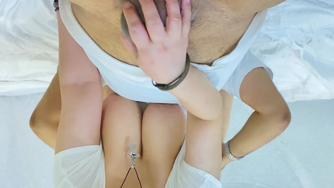 Jedzenie cipki macochy z dużym tyłkiem i dużymi piersiami krok syn lizanie cipki