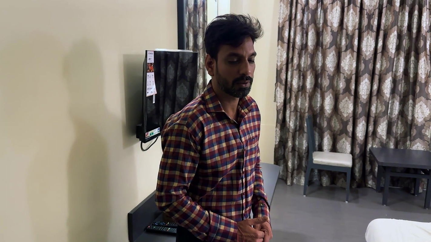 Kelner otworzył blokadę i wszedł prosto