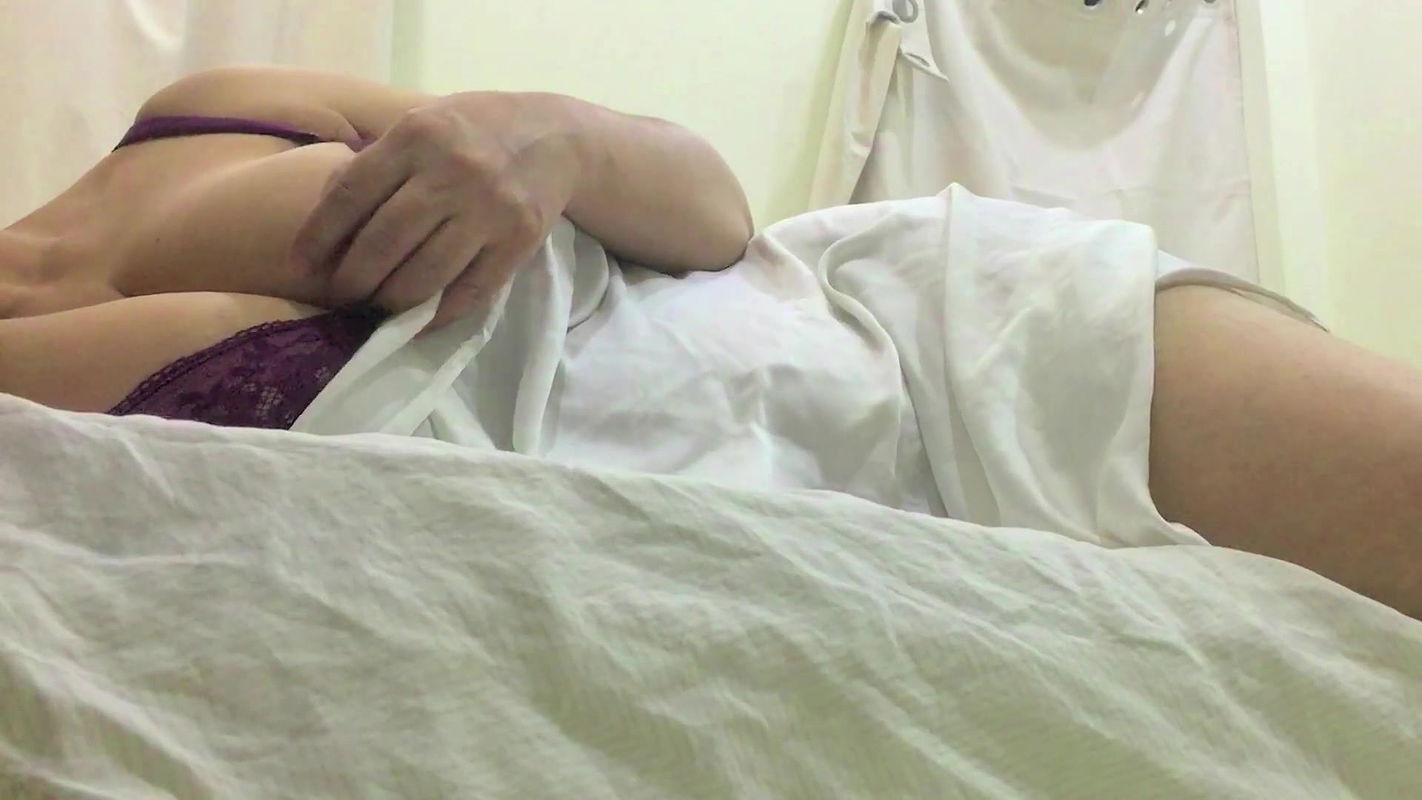 Macocha dzieli łóżko z pasierbem, przeleciał ją od tyłu, sprawił, że jej duże naturalne cycki odbijają się, a następnie spust wewnątrz mamy