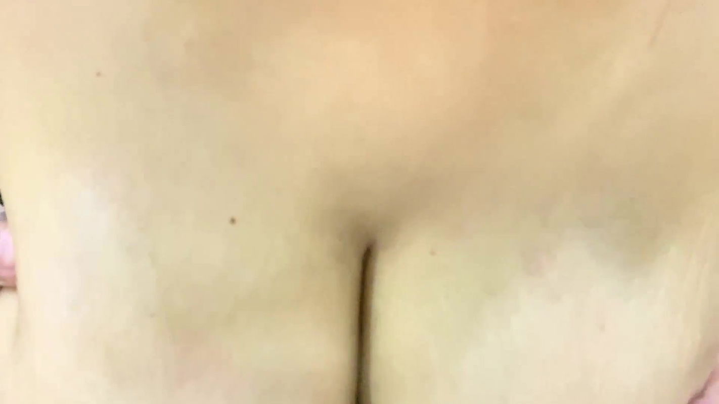 Macocha z dużymi cyckami zrobiła niesamowite titfuck z pasierbem, ogromny wytrysk między jej duże cycki