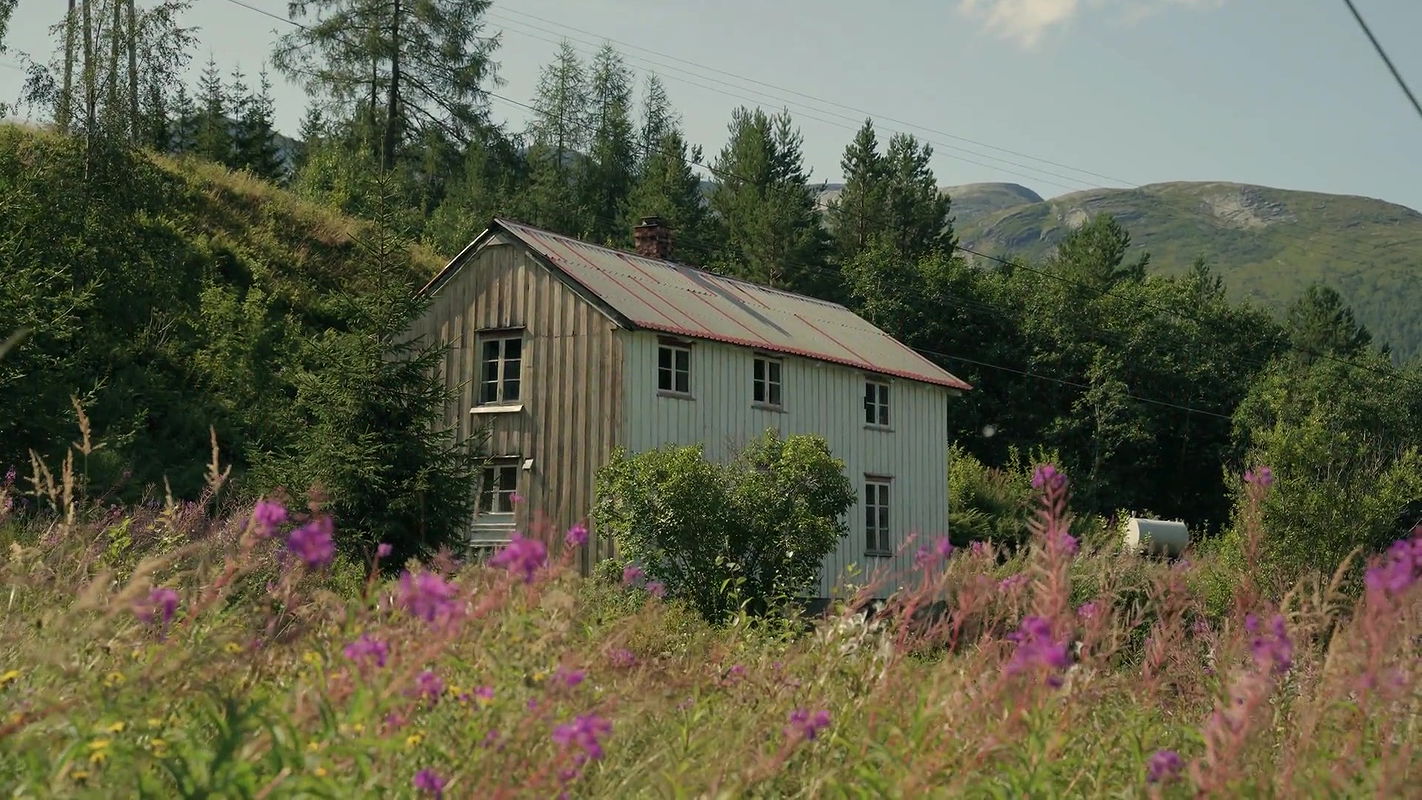Moja cycata przyrodnia siostra z pięknymi dużymi cyckami nalega na ruchanie jej i wypełnia jej cipkę moją spermą, podczas gdy jej duże cycki podskakują