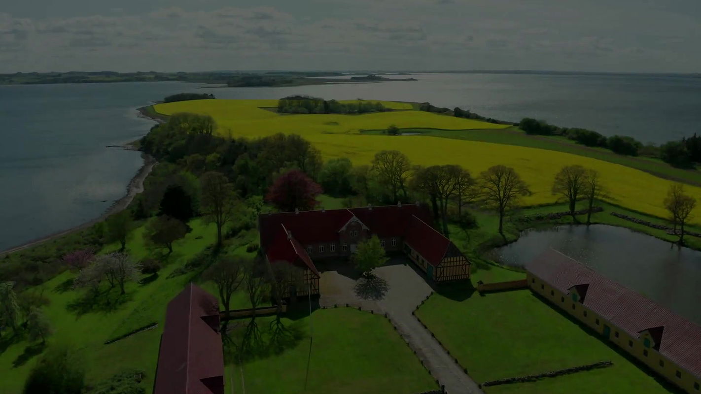 Moja duża przyrodnia siostra była tak napalona, że rozerwała moje ubrania i jeździł mój kutas, podczas gdy jej tłuste duże cycki podskakują wszędzie.