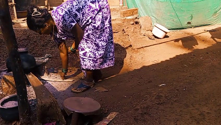 Wiejska macocha zaproś mnie do łazienki, aby uprawiać seks. Desi Bhabhi zdradza męża.