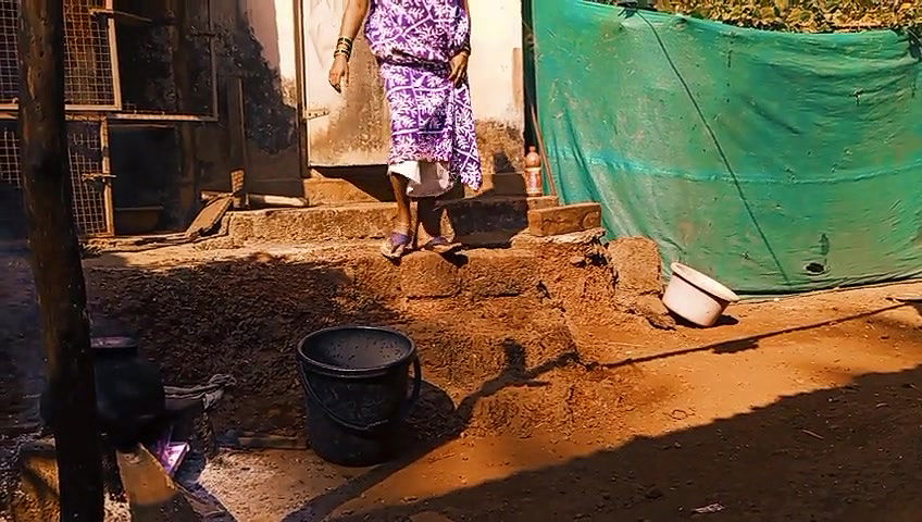 Wiejska macocha zaproś mnie do łazienki, aby uprawiać seks. Desi Bhabhi zdradza męża.