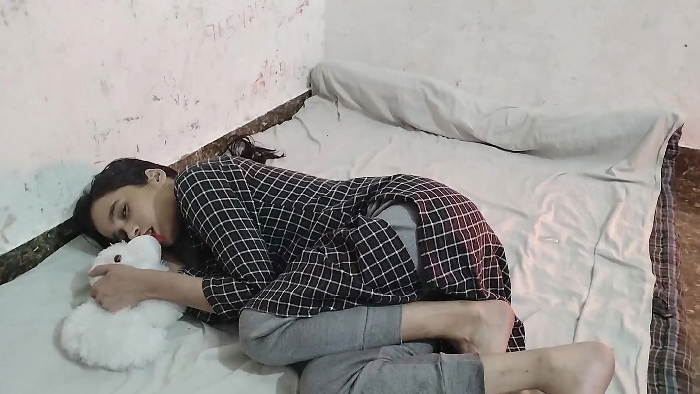 COLLEGE GIRL NE APNI CHUT DIKHAI