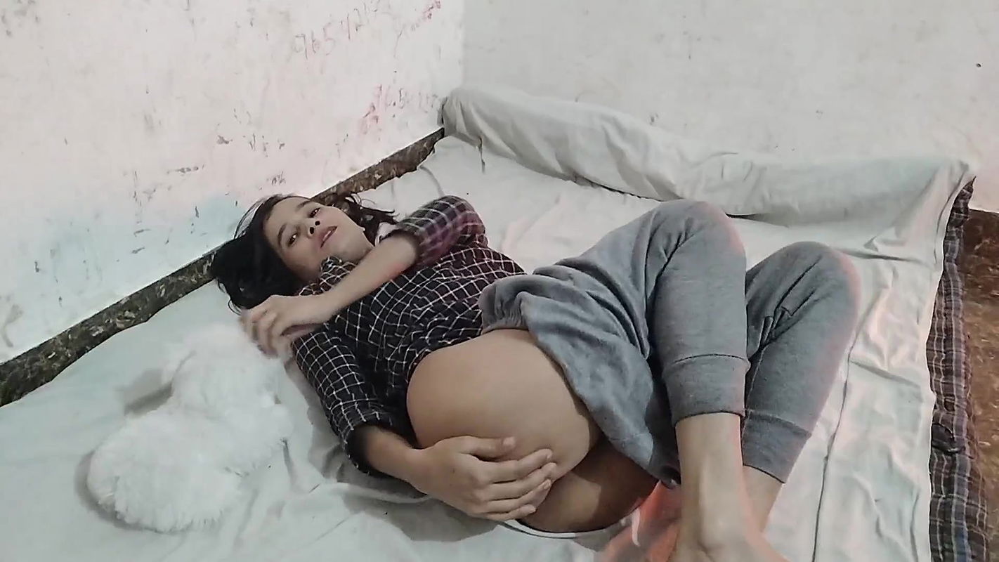 COLLEGE GIRL NE APNI CHUT DIKHAI