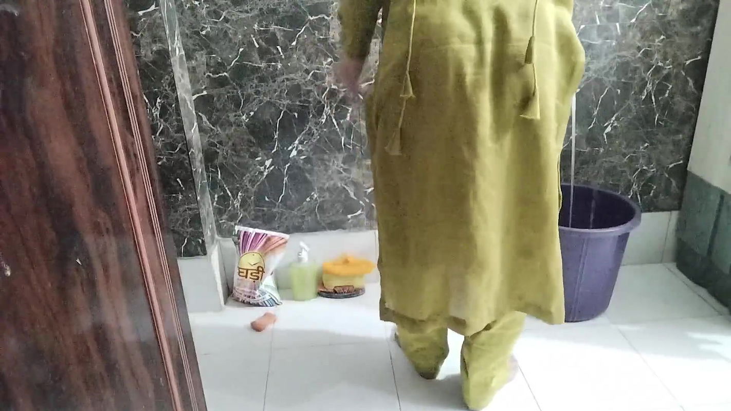 Desi bhabhi ki chudai bathroom me
