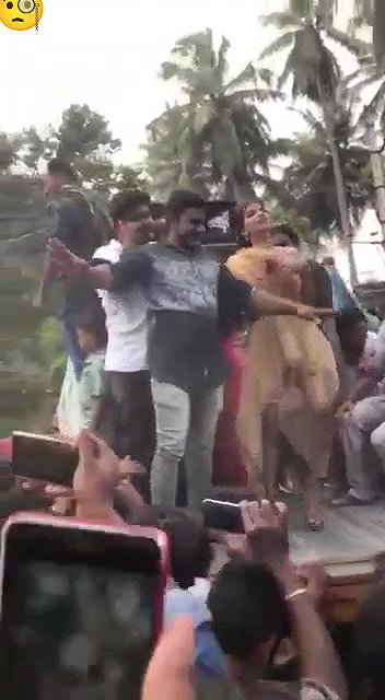 Arkesta मे नाचते हुए