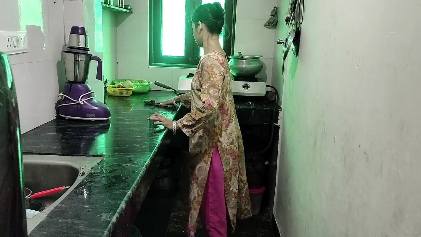 Sauteli ko kichen me choda