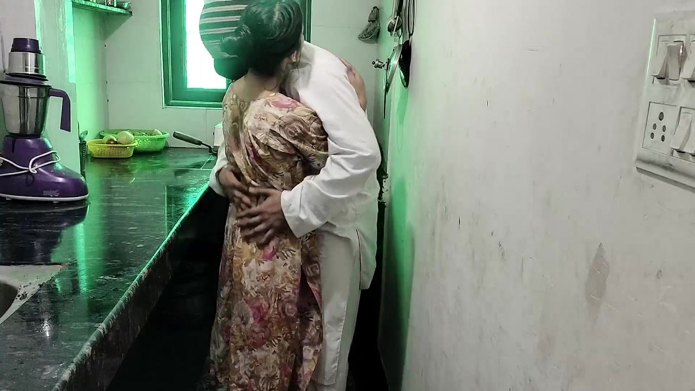 Sauteli ko kichen me choda