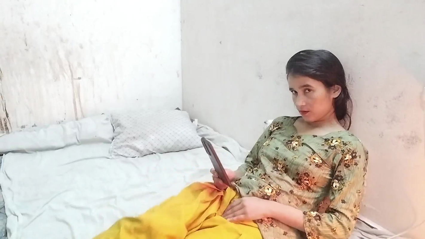 Bihari karki apne boyfriend ke video call pe chut dikhaya