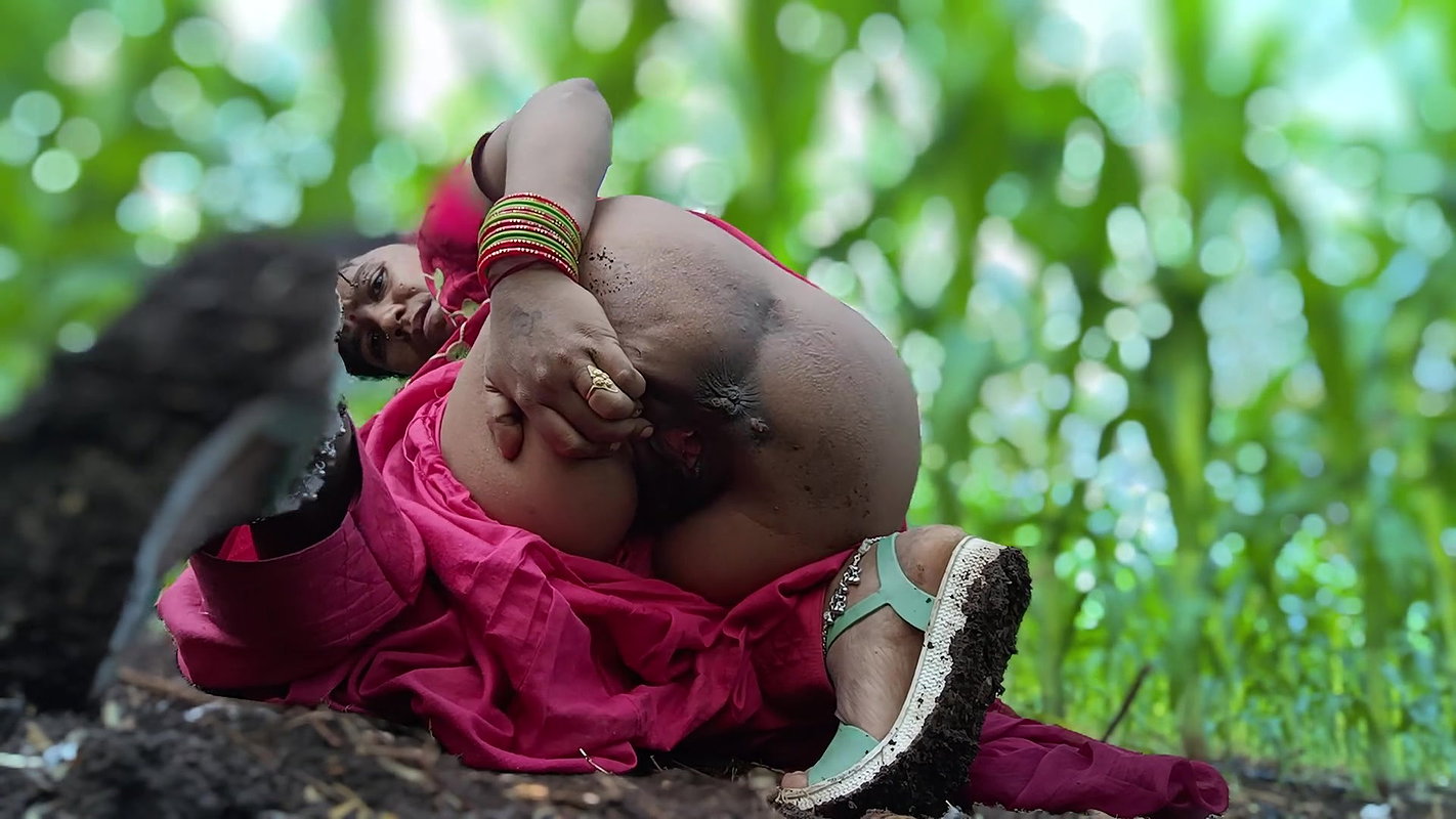 Khet Mein Bhabhi Ne Finger Se Nikala Oot Pani