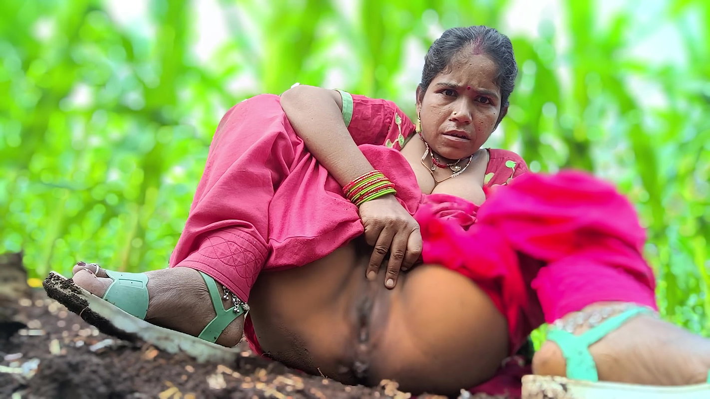 Khet Mein Bhabhi Ne Finger Se Nikala Oot Pani