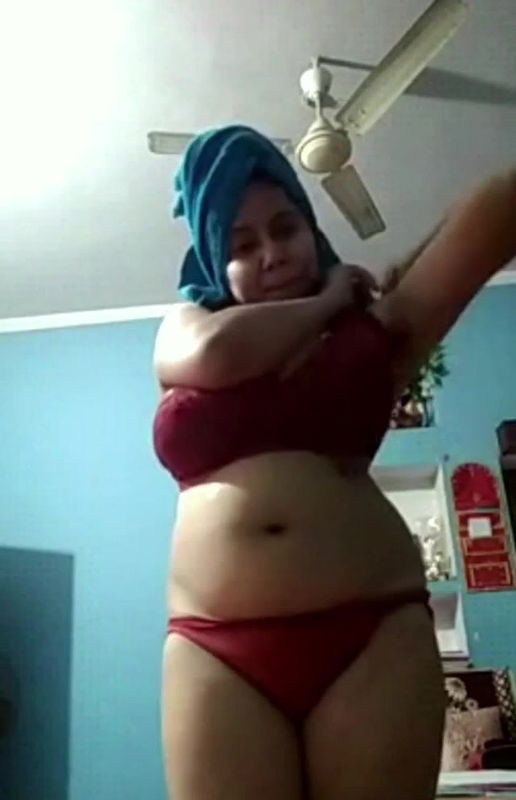 Hot chubby bhabhi wearing clothes on cam