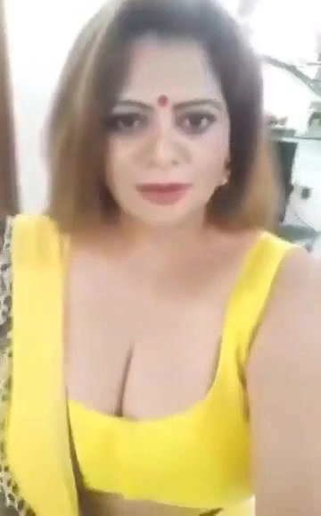 Desi MIlf Supr Hoot Teaseee Who is She.